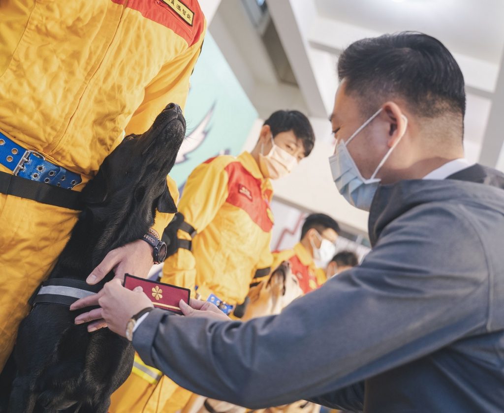 竹市特搜隊新添四搜救犬 林智堅親授階1線1星階級章 竹市特搜隊新添四搜救犬 林智堅親授階1線1星階級章