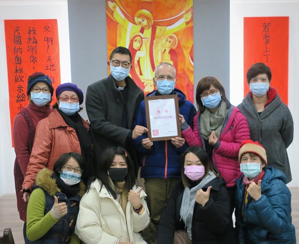 支持約納家園幼兒早期療育費用　聖約翰科大聖誕義賣愛心不落人後