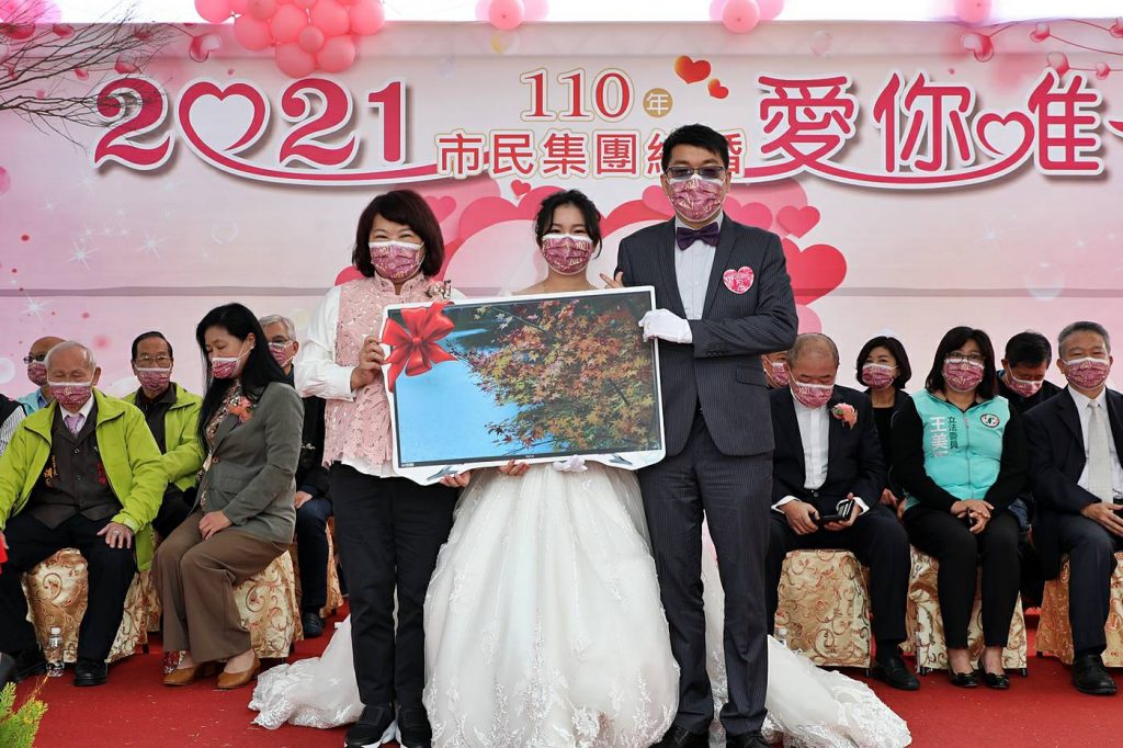 疫情擋不住我們的愛　2021愛你唯一71對佳偶参加嘉市集團結婚