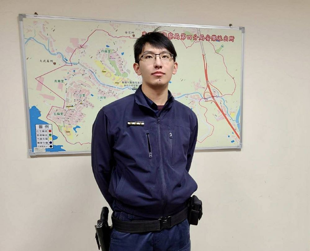 翁雨天騎車自摔　警扶助護送返家