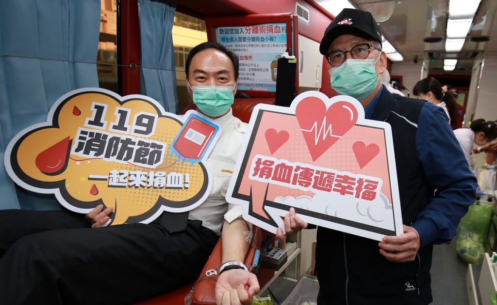 119消防節大師揮毫送春聯 義消志工捐血傳愛 119消防節大師揮毫送春聯 義消志工捐血傳愛