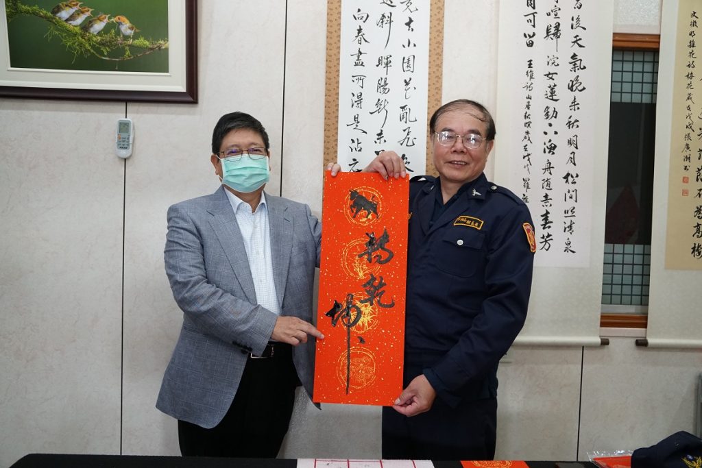 楊文科縣長拜訪橫山 書法家謝長有 獲贈「防疫」墨寶 楊文科縣長拜訪橫山 書法家謝長有 獲贈「防疫」墨寶