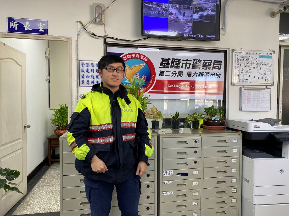 大樓外牆磁磚疑天冷掉落　基警急拉封鎖線護安全