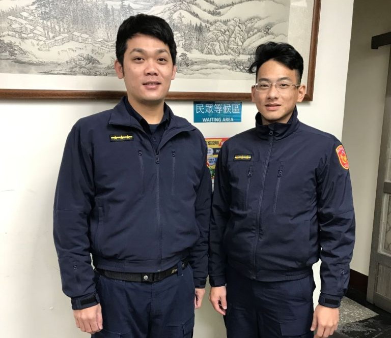 寒風下路見拋錨車　警道路救援送暖