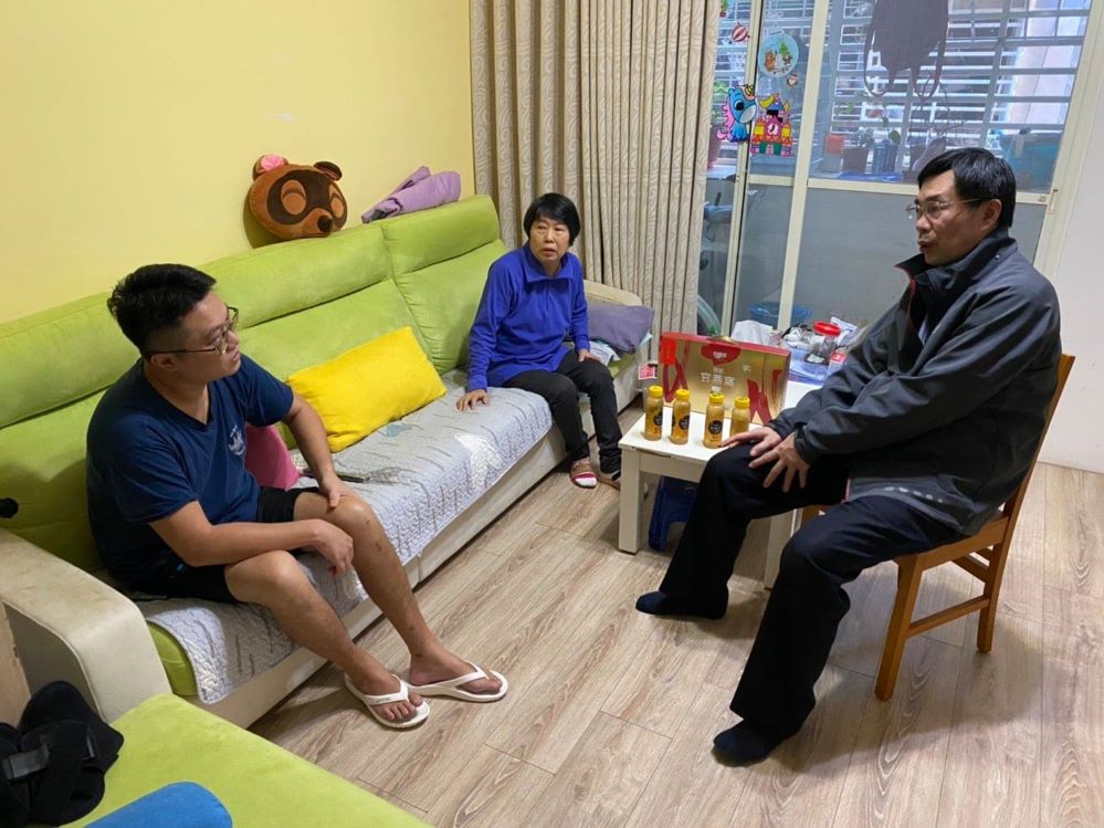 春節前夕慰問因公受傷同仁 做為最強而有力的後盾 春節前夕慰問因公受傷同仁 做為最強而有力的後盾