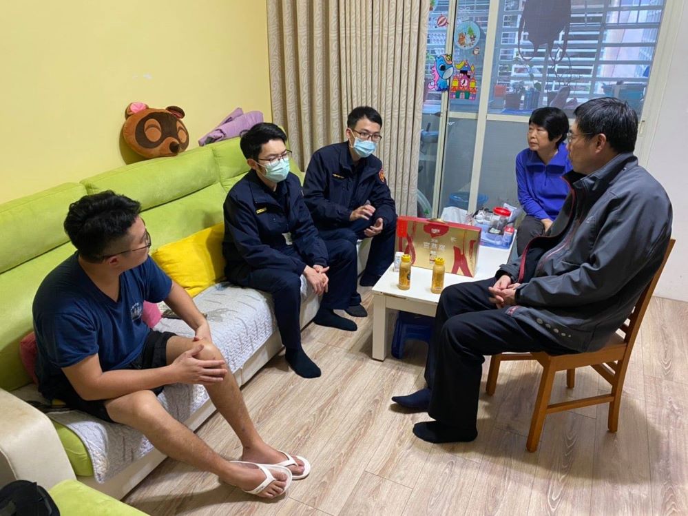 內湖分局分局長王寶章(右)、鄭豪毅(左一)、西湖派出所所長陳毅樺(左二)