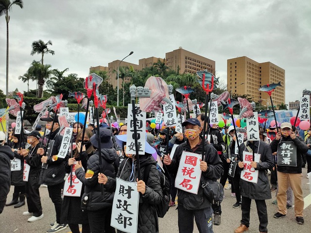 凱道法稅嘉年華遊行　創意造型諷刺鴨霸官員魚肉百姓？