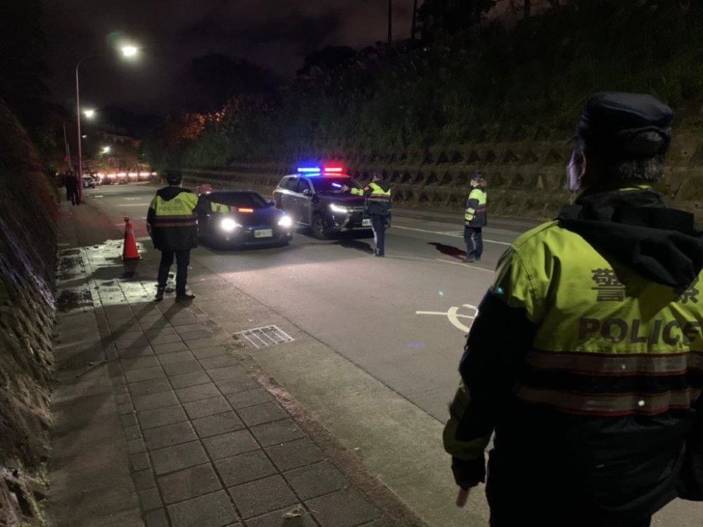 內湖警於民權東路六段週邊設置路檢點，執行取締酒駕專案勤務
