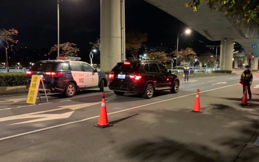 內湖警於成功路、康湖路週邊設置路檢點，執行取締酒駕專案勤務