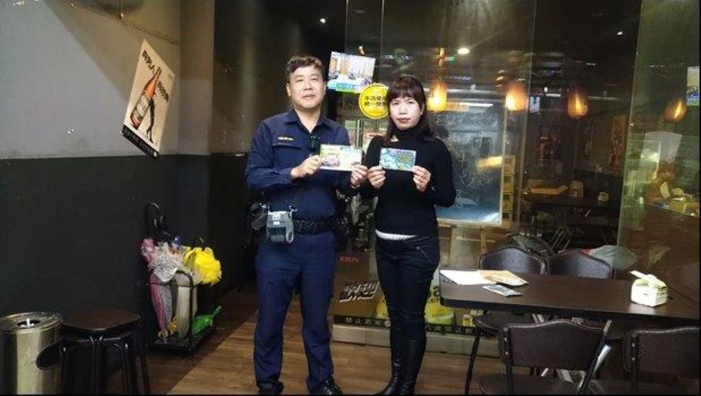 內湖警走入熱炒店，宣導「喝酒不開車」、「指定駕駛」、「酒後代駕」等觀念