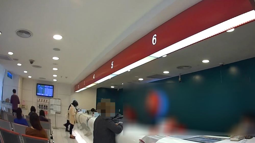 婦人至銀行櫃台匯錢