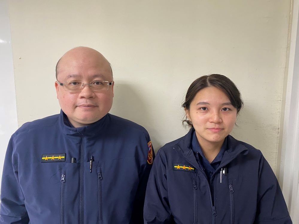 醉漢倒臥計程車後座 暖警協助護送返家 醉漢倒臥計程車後座 暖警協助護送返家
