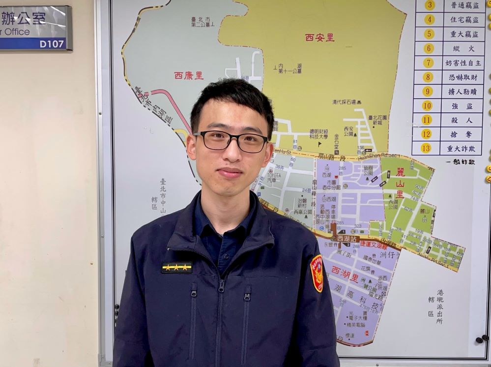 貨車打滑困巷內　熱心警搬大石神救援