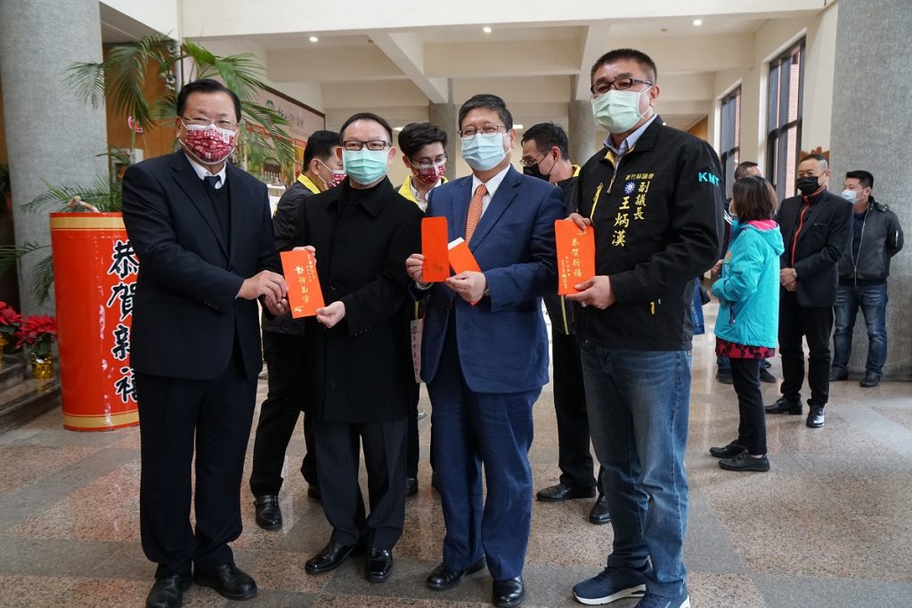 新竹縣議會新春團拜 分別發放新年紅包議員笑開懷 新竹縣議會新春團拜 分別發放新年紅包議員笑開懷