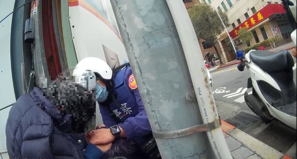 員警主動趨前關懷詢問