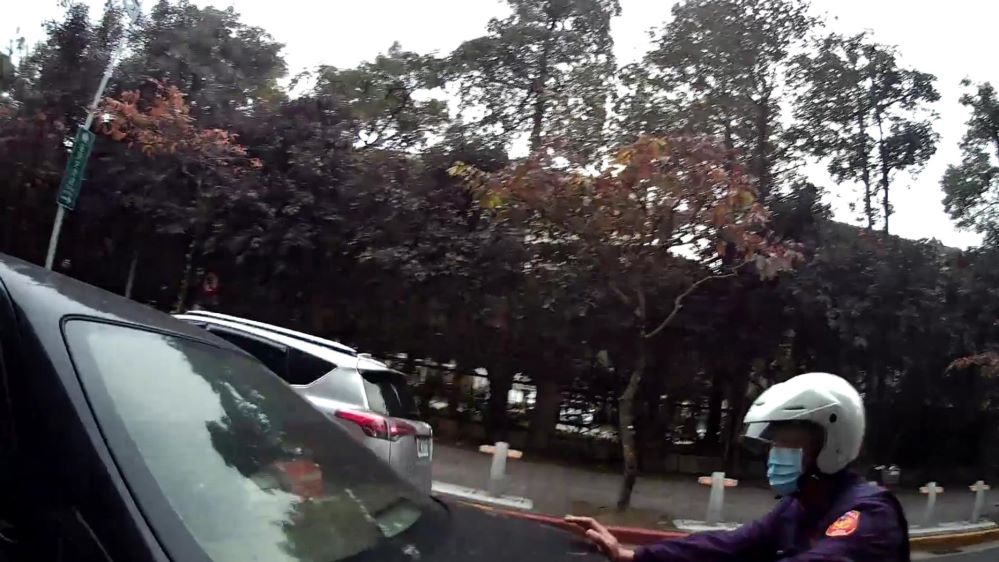 員警協助將故障車推至路邊