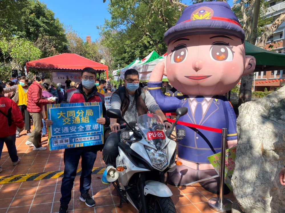西北區扶輪社寒冬送暖 大同分局設攤宣導行人安全 西北區扶輪社寒冬送暖 大同分局設攤宣導行人安全