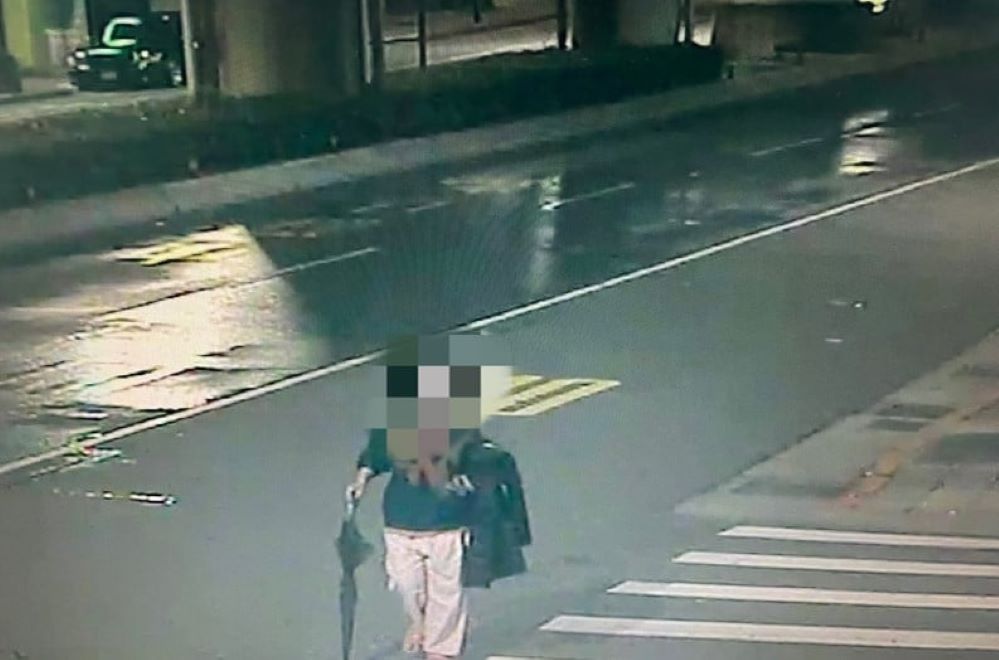 婦人獨自走在街道上