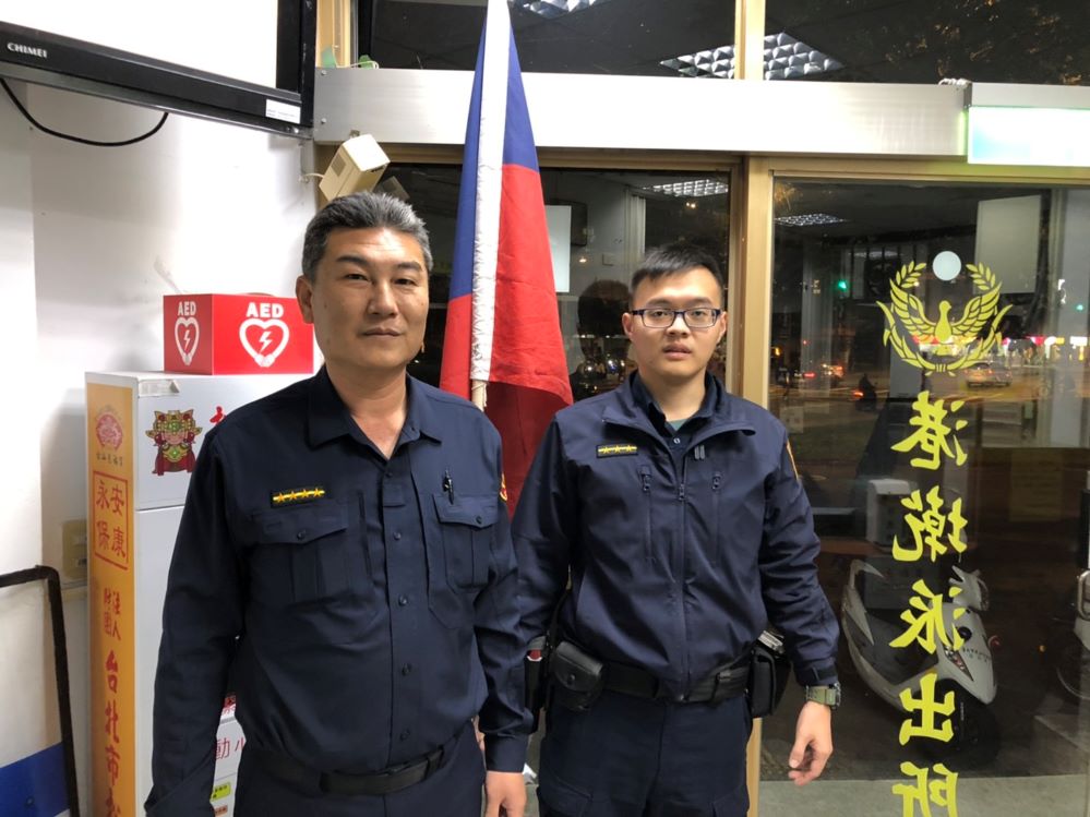 員警巡邏巧遇拋錨車 內湖熱心警徒手推車及時援助 員警巡邏巧遇拋錨車 內湖熱心警徒手推車及時援助