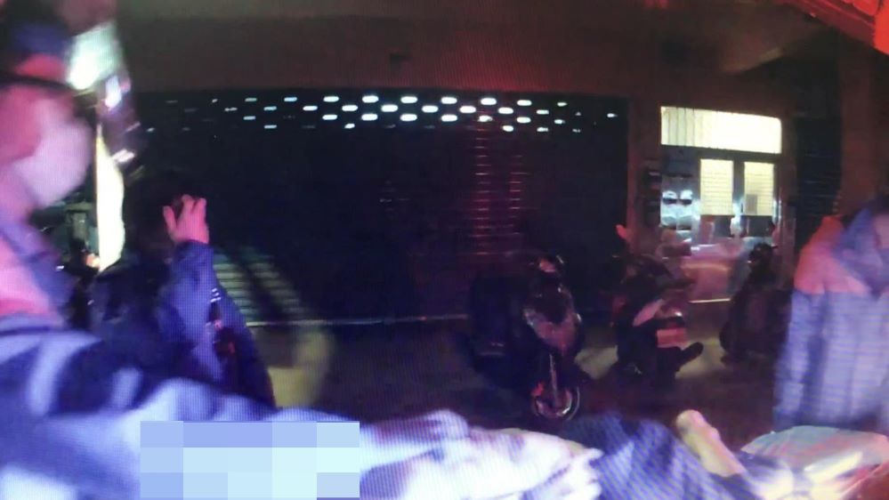 由救護人員護送至醫院