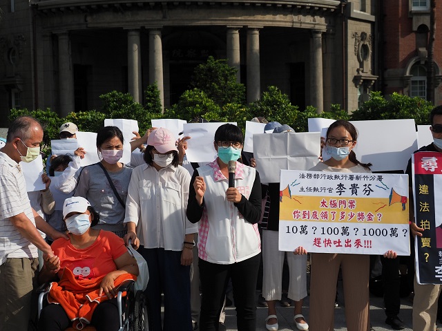 台灣萬萬稅　路邊舉牌竟被指現行犯？！法稅志工媽媽遭公權力霸凌