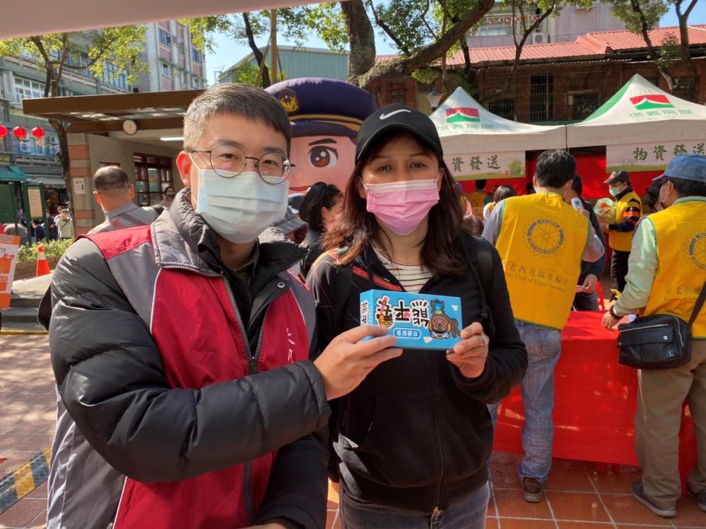 警員向民眾宣導行人交通安全觀念
