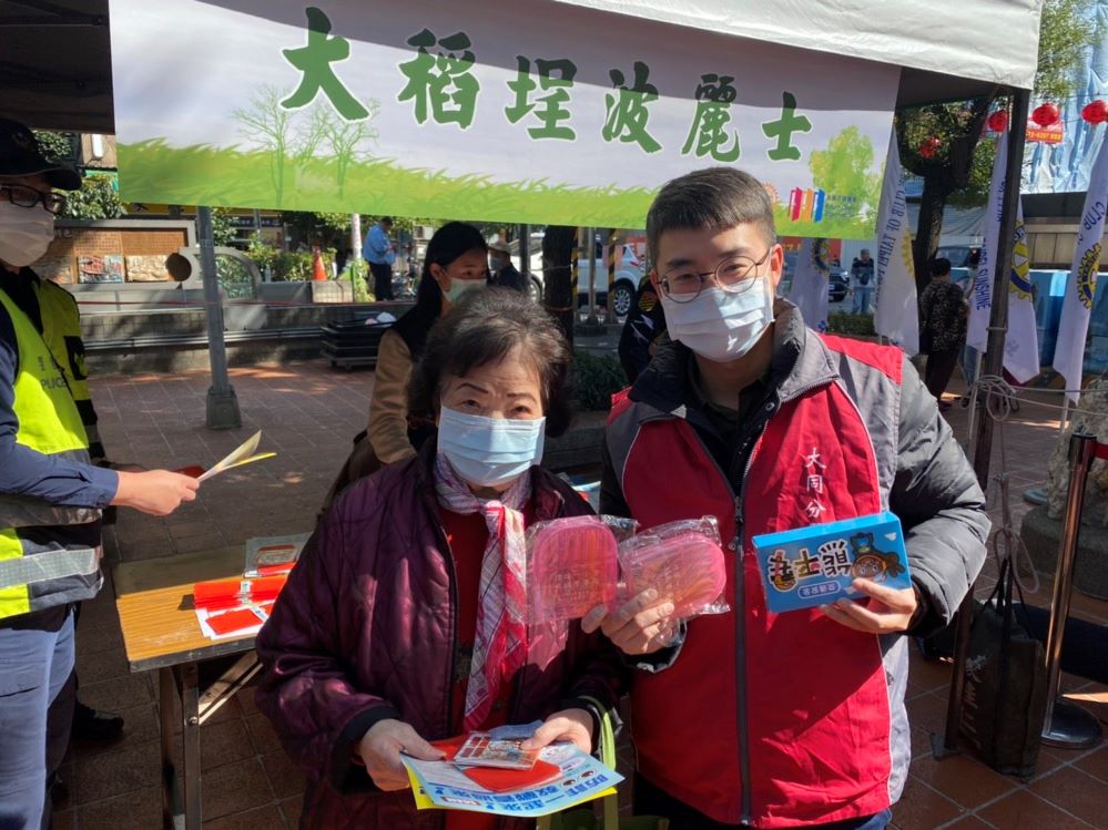 警員於大稻埕公園宣導行人安全觀念