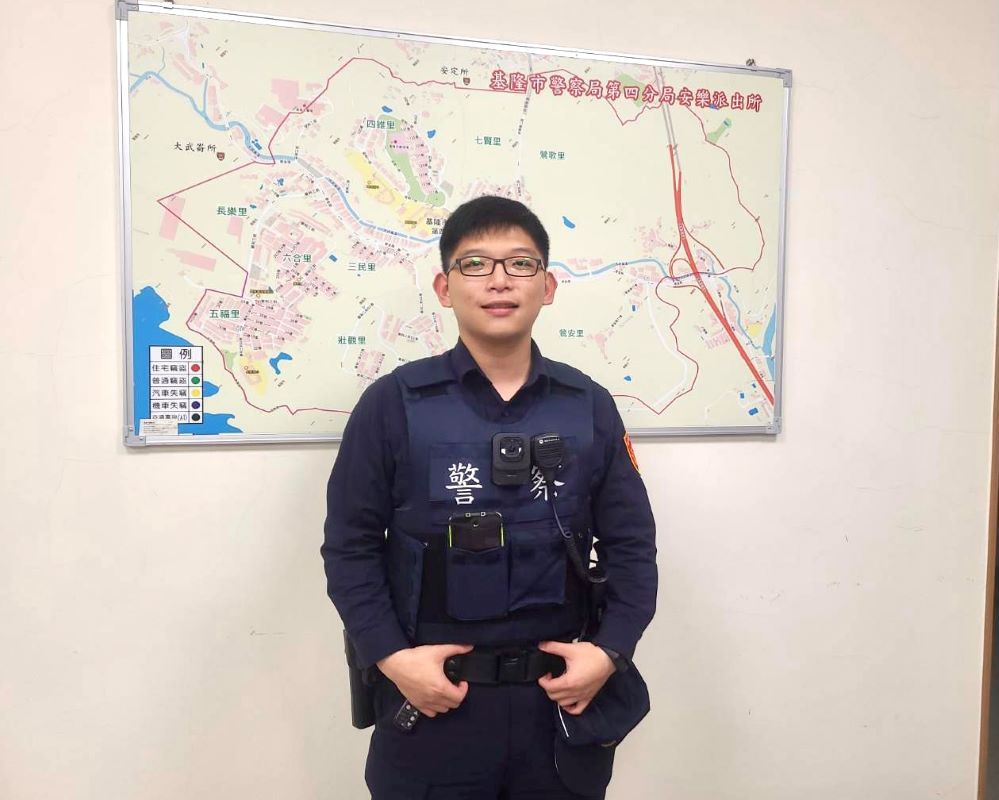 八旬老翁無助呆坐加油站前　警獲報護返溫暖的家