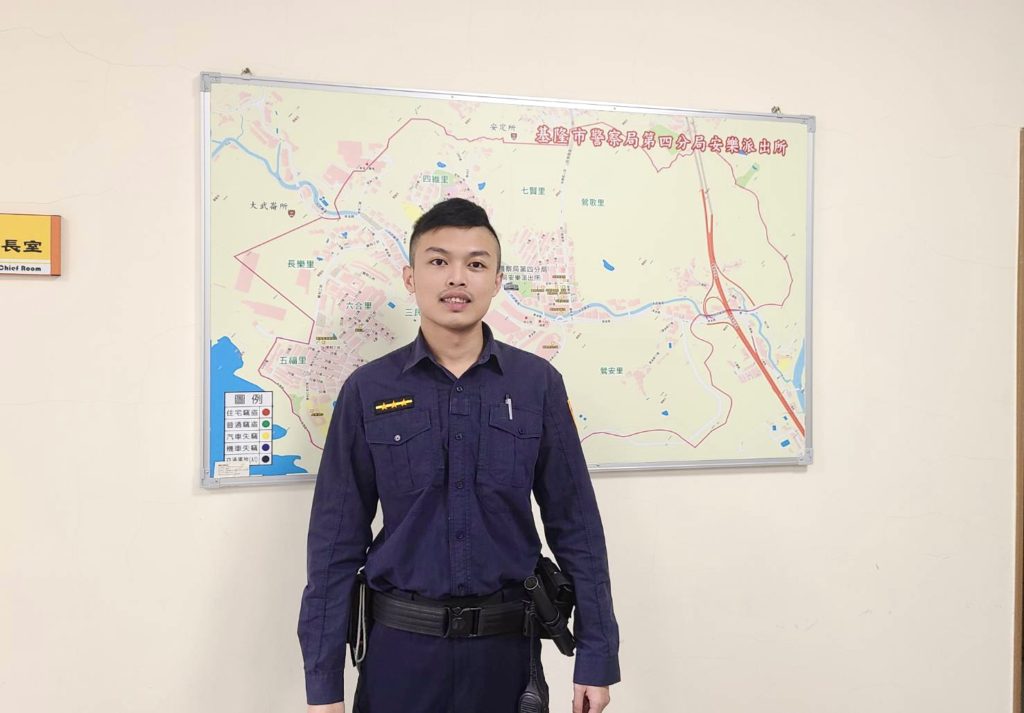 老翁凌晨趴臥騎樓　警獲報即時協助救護