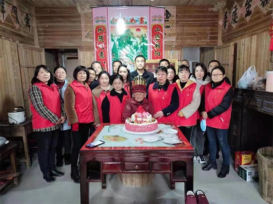 脱贫见证幸福　乡村干部元宵为脱贫百岁老人庆生