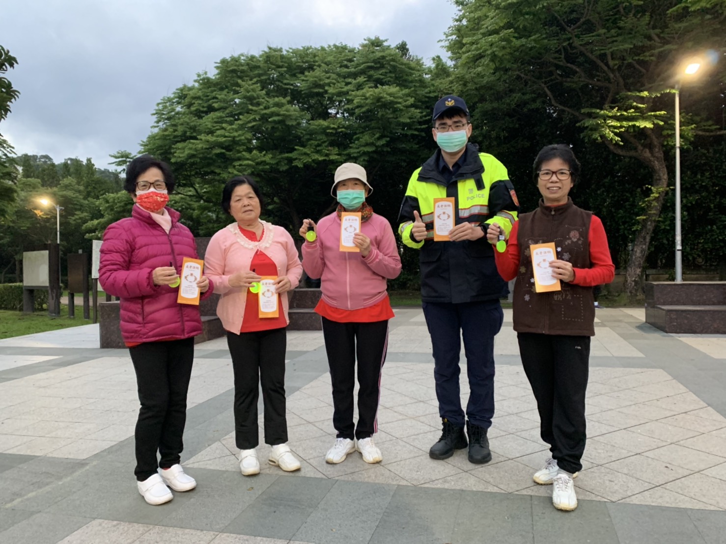圖：內湖警至碧湖公園向晨運長者宣導交通安全情形