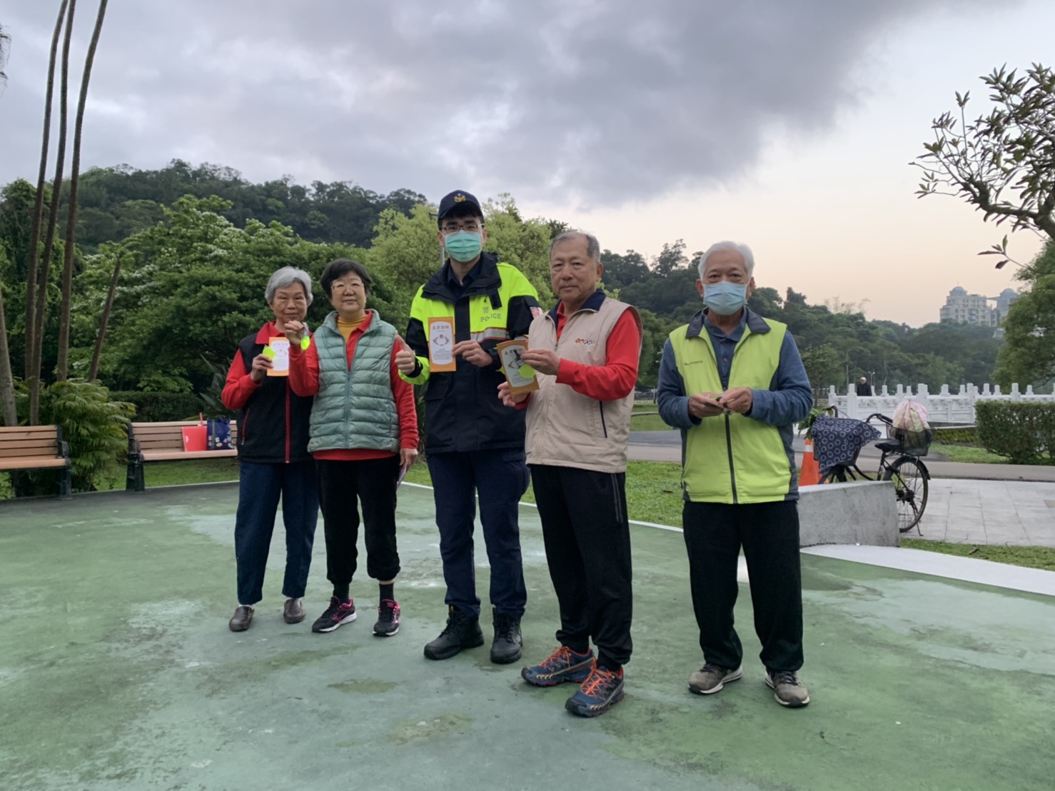 圖：內湖警至碧湖公園向晨運長者宣導交通安全情形