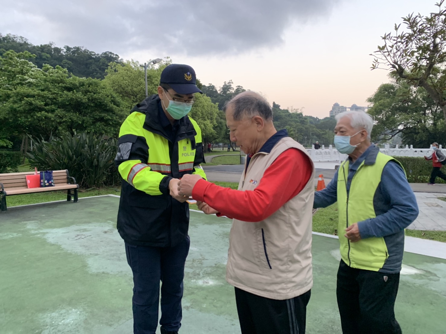 圖：內湖警至碧湖公園向晨運長者宣導交通安全情形