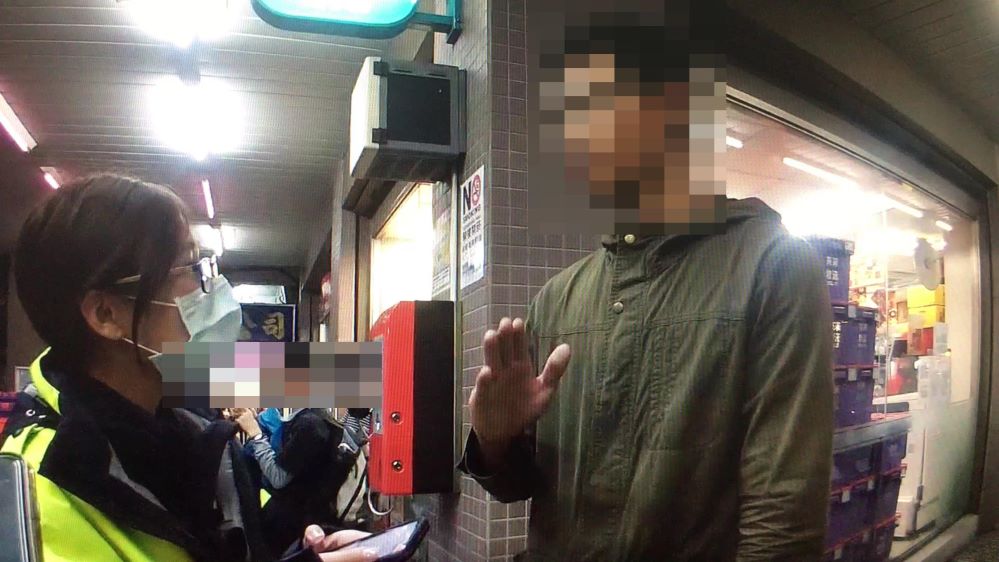 員警跟民眾解說詐騙手法