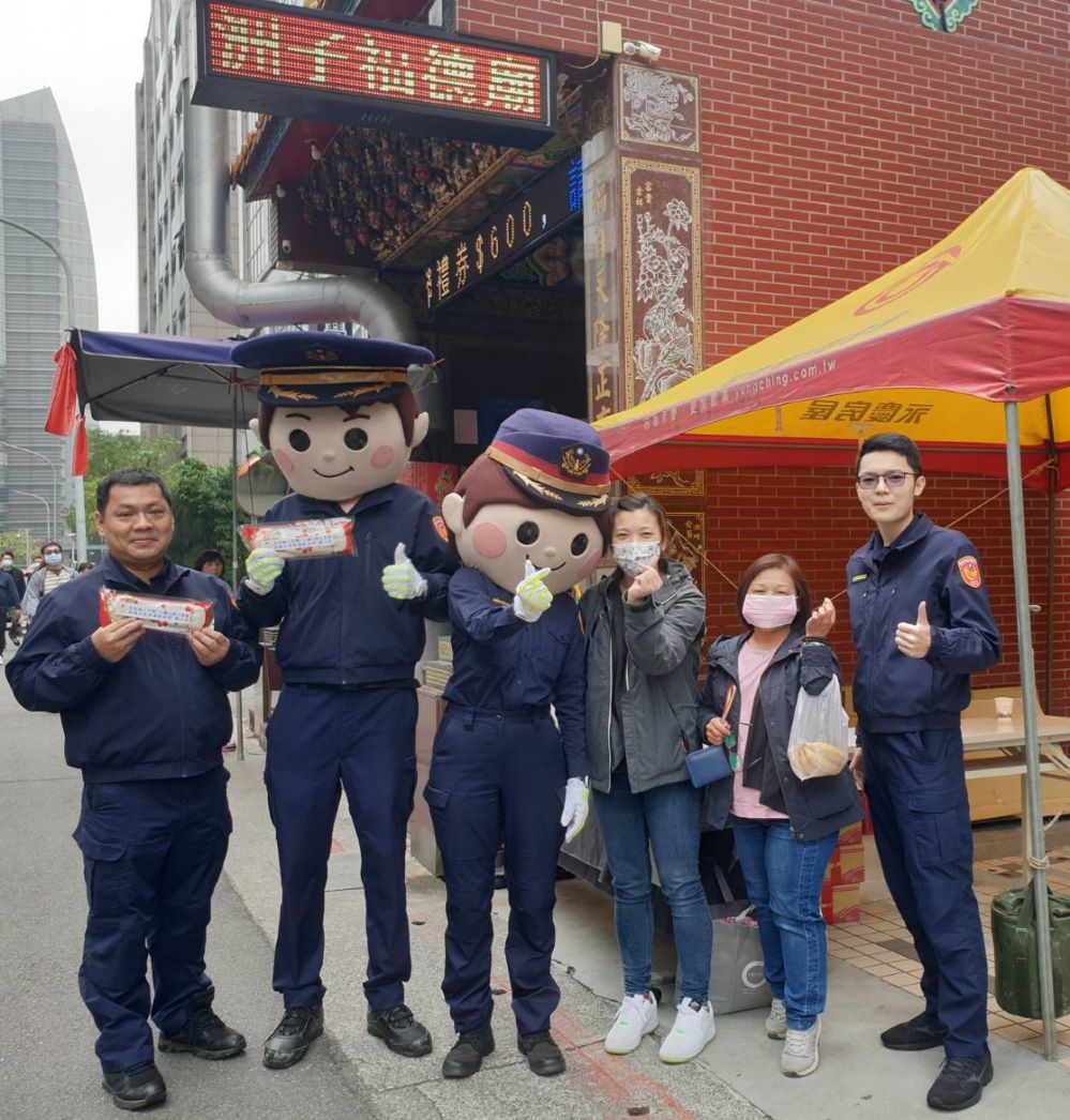 西湖派出所透過可愛大頭娃娃向民眾宣導