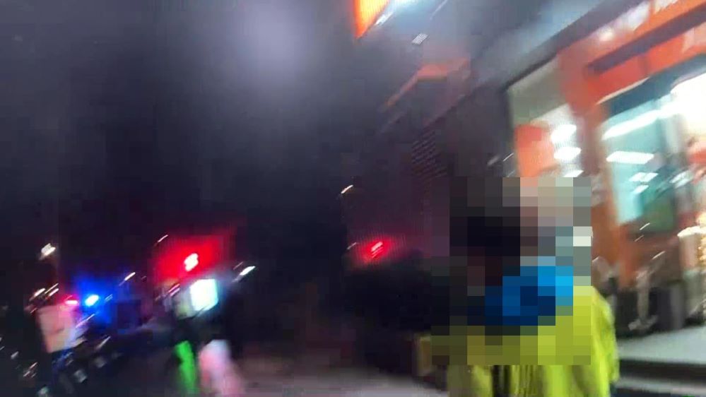 少年、家屬與警方一同返回派出所