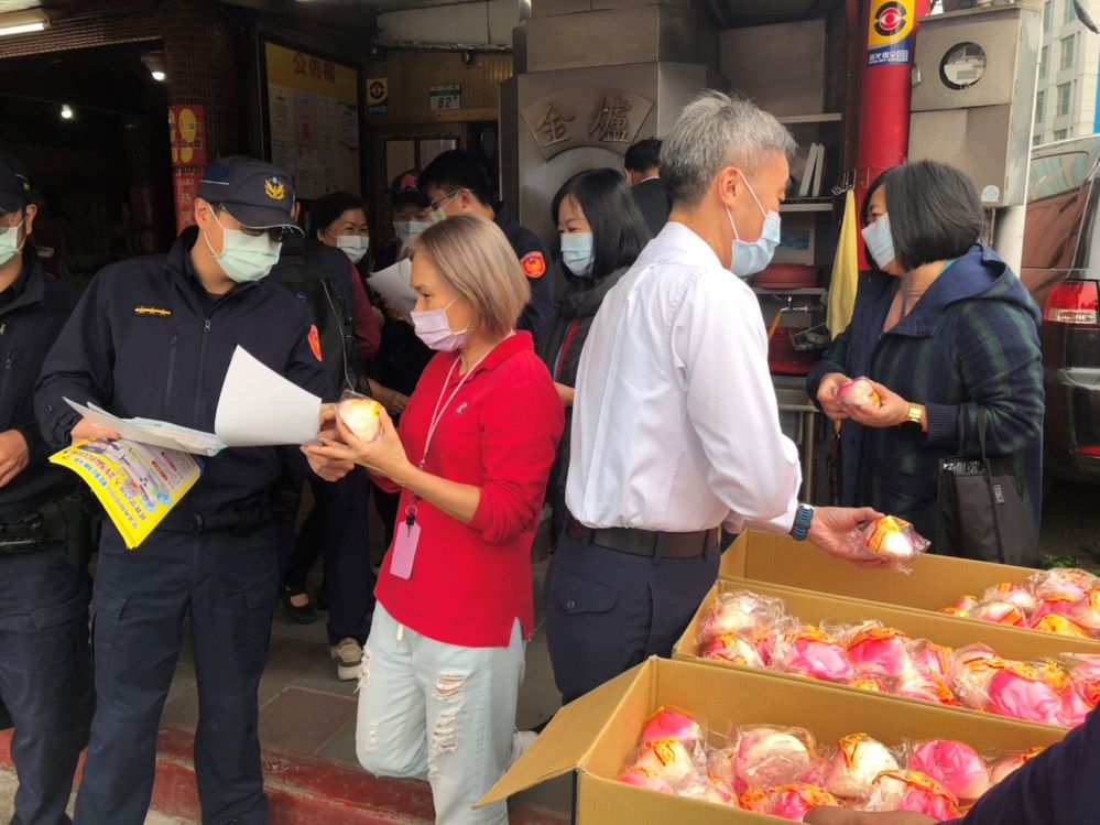 港墘派出所員警向民眾宣導詐騙新知