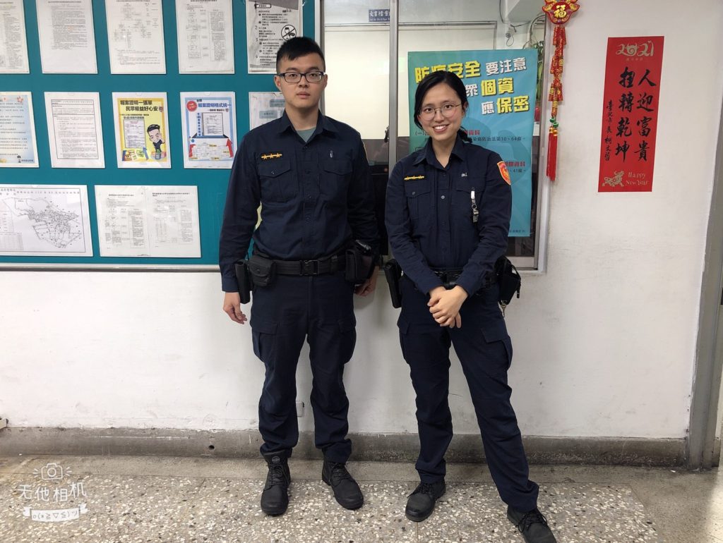 迷途老人夜間圖書館前徘徊 內湖暖警護送返家 迷途老人夜間圖書館前徘徊 內湖暖警護送返家