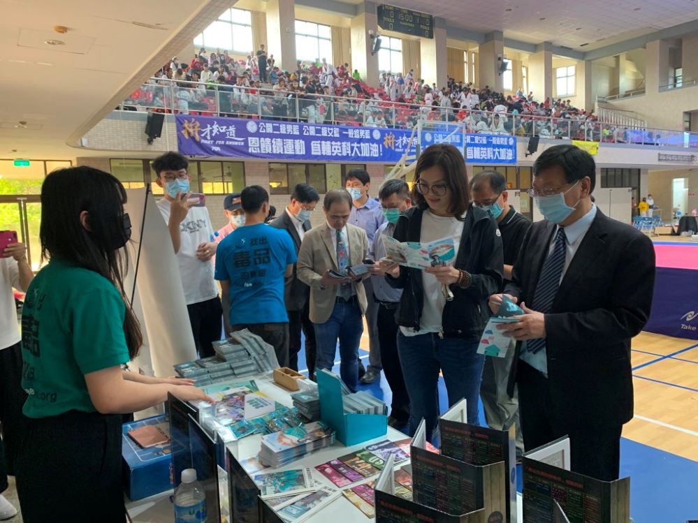 高雄市體育總會跆拳道委員會主任委員李眉蓁_右2私立輔英科技大學校長顧志遠右1_參觀「無毒世界協會」仿真毒品與資料展示。