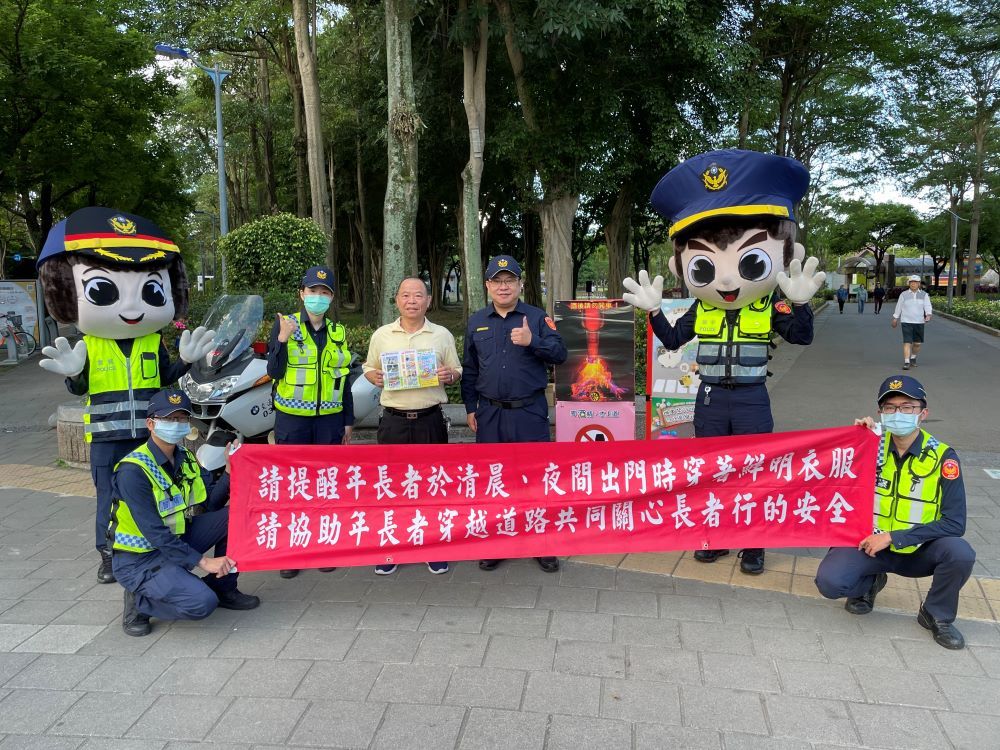 長者早起健走交通觀念要有 大安波麗士交通宣導 長者早起健走交通觀念要有 大安波麗士交通宣導