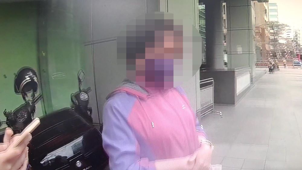 圖：員警向婦人解說防制詐騙方法