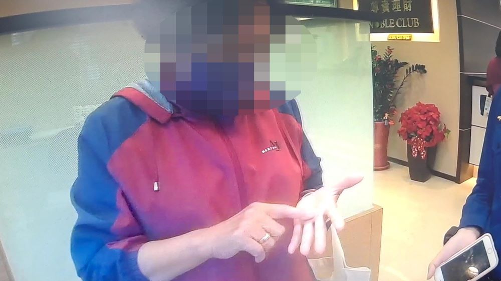 圖：婦人向員警說明詐騙手法過程