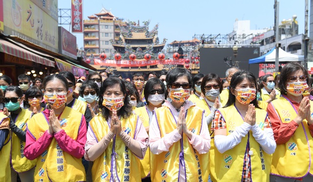 朝天宮前向媽祖祝禱　高屏法稅改革聯盟志工祈願人民安樂