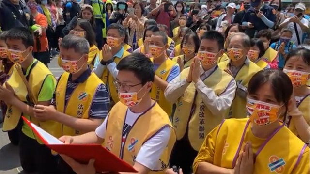 稅改聯盟跪求媽祖　祝禱救冤案護人權