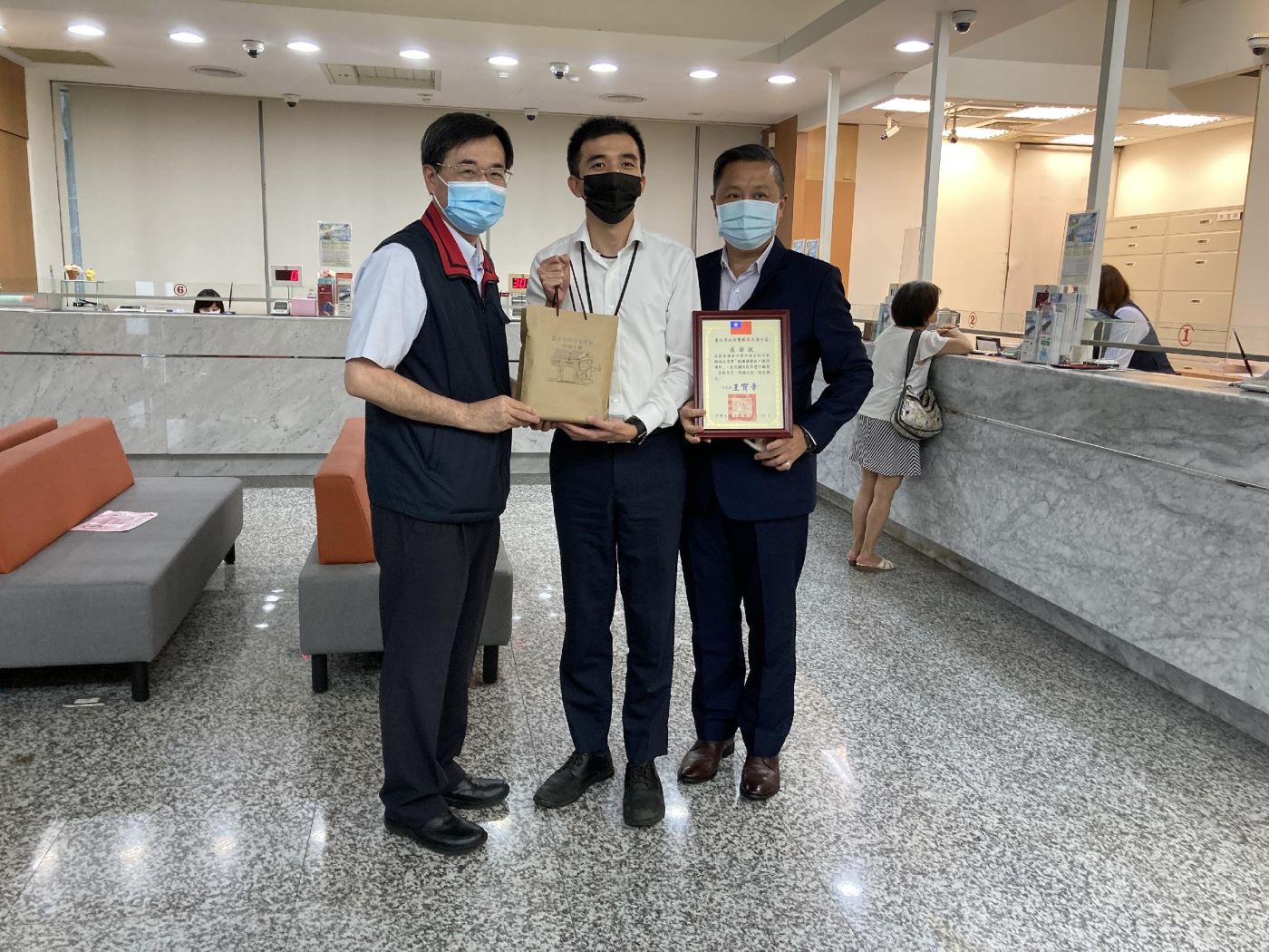圖：分局長至國泰世華商業銀行內湖分行頒發感謝狀及禮品