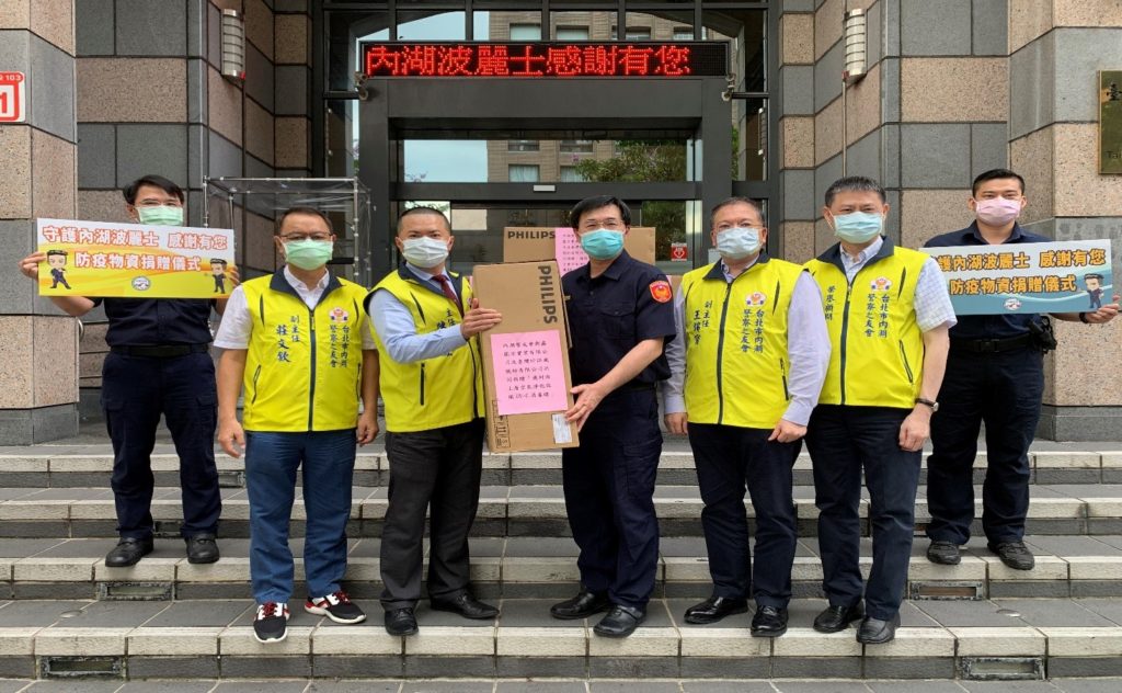 波麗士科技防疫再升級　內湖警友會捐百萬紫外線消毒燈