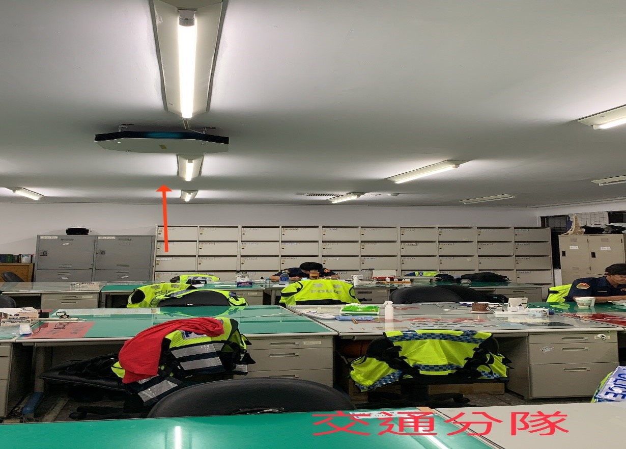 圖：內湖分局交通分隊安裝飛利浦上層空氣淨化設備UV-C消毒燈照片