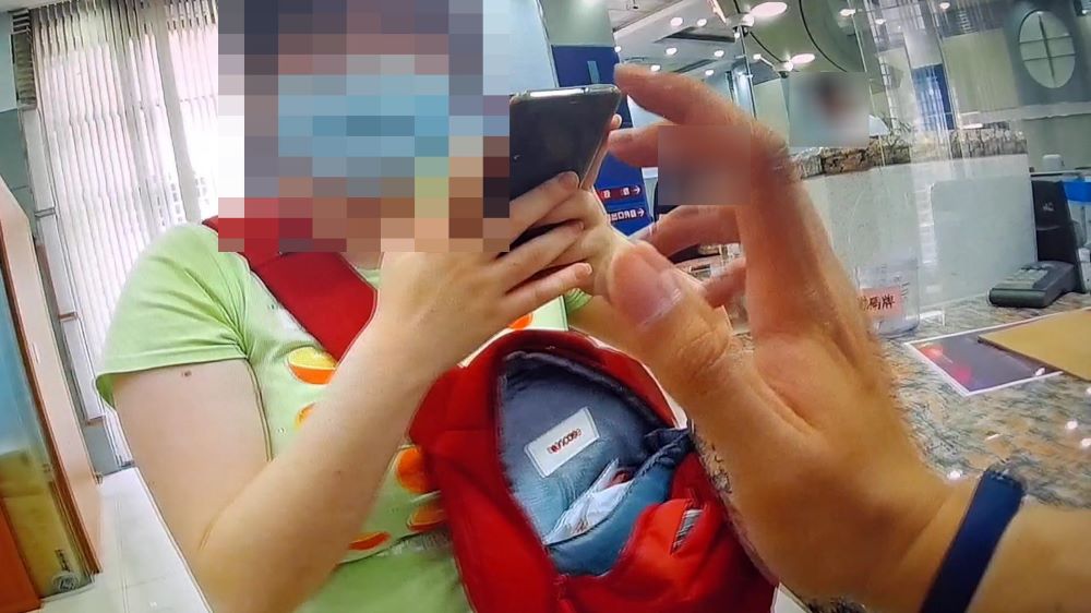 圖：員警向黃女解釋假交友真詐騙手法