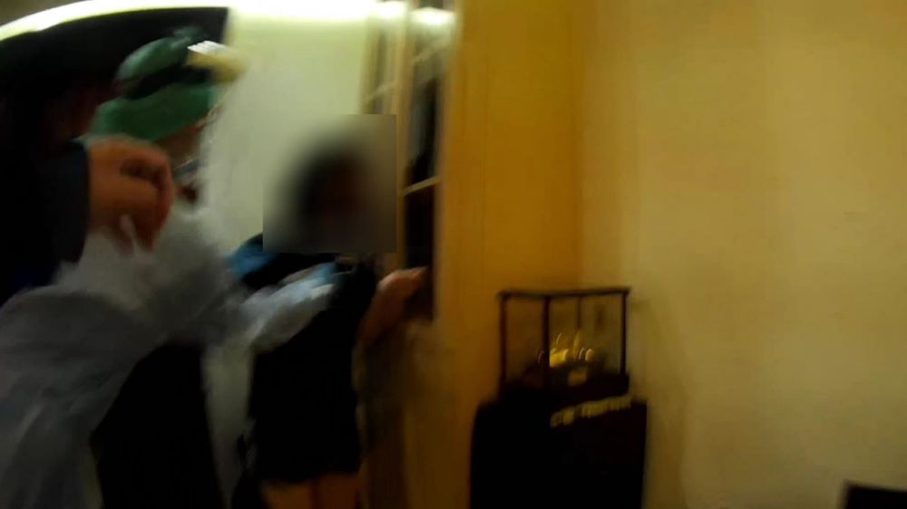 圖：楊女情緒激動拿剪刀準備自傷