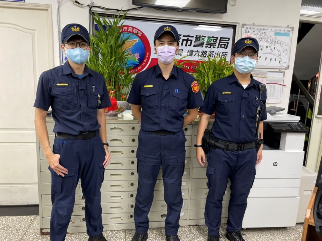 烟花來襲路樹倒塌　基警協助排除障礙